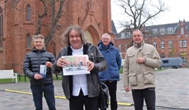 Präsentieren den erfolgreichen Entwurf: Thomas Jastram (2.vl) und die Freunde Gehrke, von Butlar und Prechtl (vl)